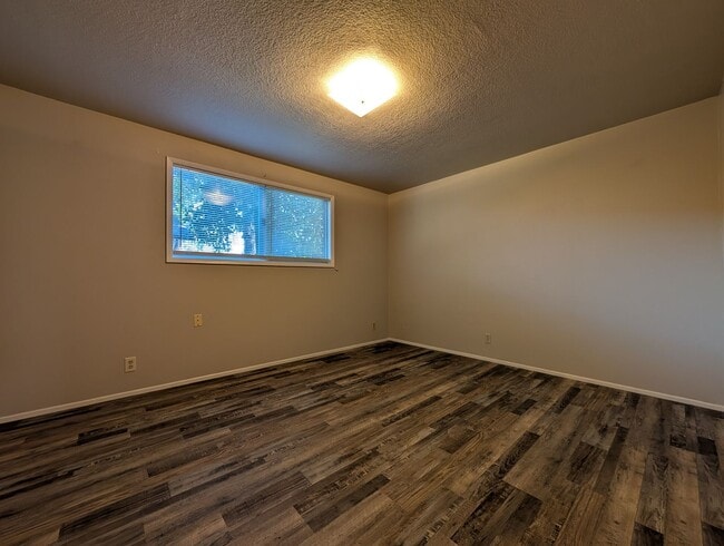 Building Photo - Great 2 bed/1 bath with one car garage! In...