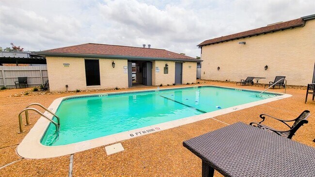 Building Photo - 4500 Sherwood Ln