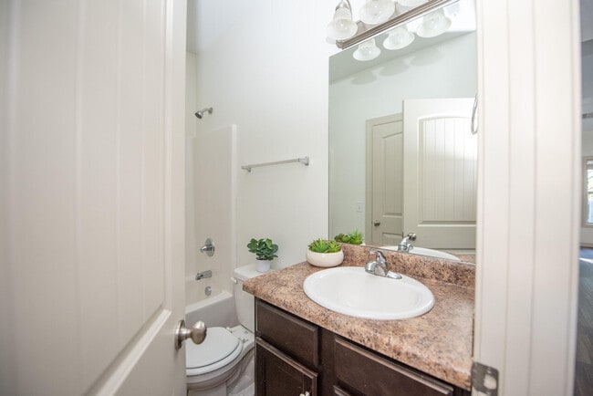 Building Photo - 915 Erika Ln