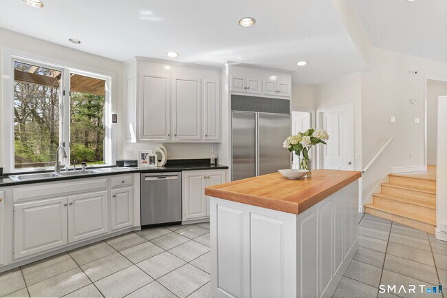 Building Photo - 32 Buttonball Ln