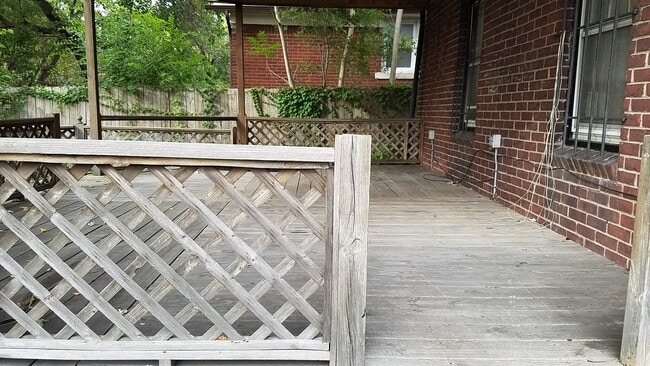 Building Photo - *Last Minute Fall Move in Special $1800 to...