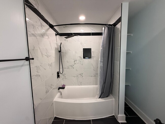 Building Photo - 4 Bedroom 2.5 Bathroom Home Available