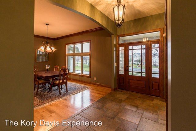 Building Photo - 2808 S Saint Charles Ln