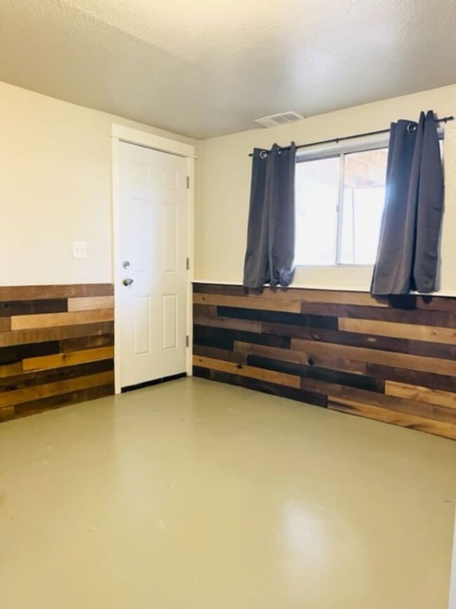 Building Photo - *** NEW APPLIANCES*** 5 Bedroom on a large corner lot in the heart of Berthoud!