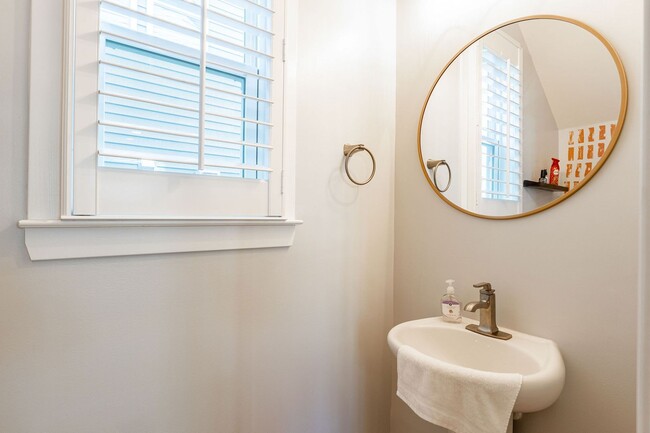 Building Photo - 3 Bedroom 2.5 Bath House in Boltons Landin...