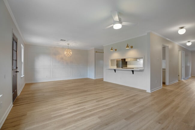 Building Photo - 301 Kingston Dr