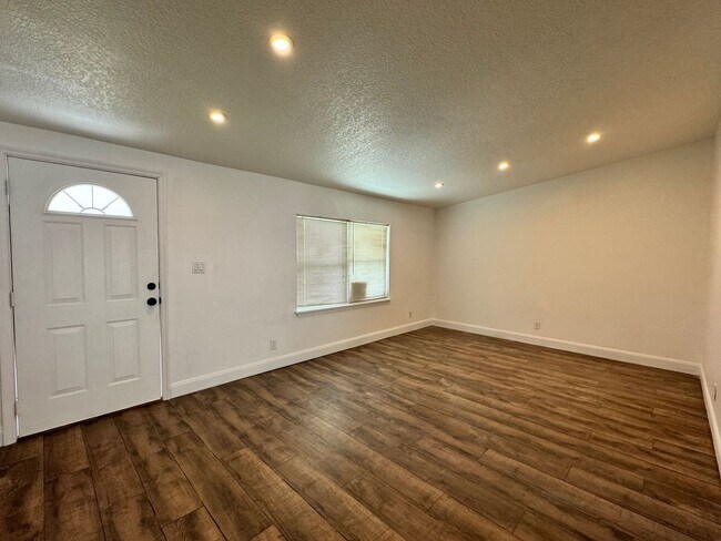 Building Photo - Fully Renovated 3 Bed/ 2 Bath Available Now!