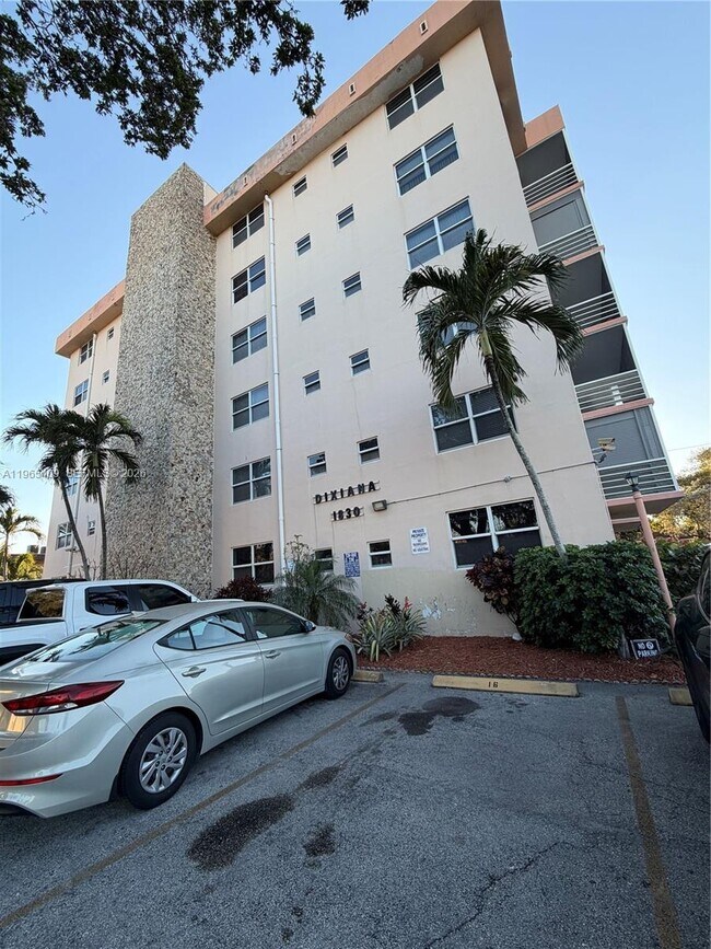 Building Photo - 1830 Dixianna St
