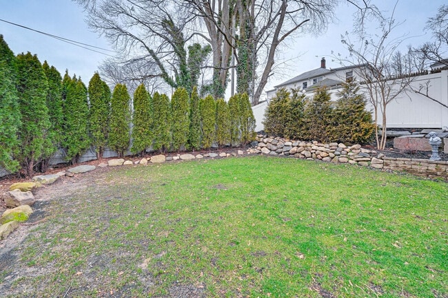 Building Photo - 5 Terrace Pl