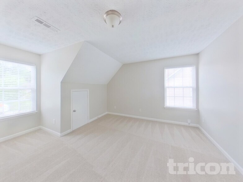 Building Photo - 4028 Deer Run Trce