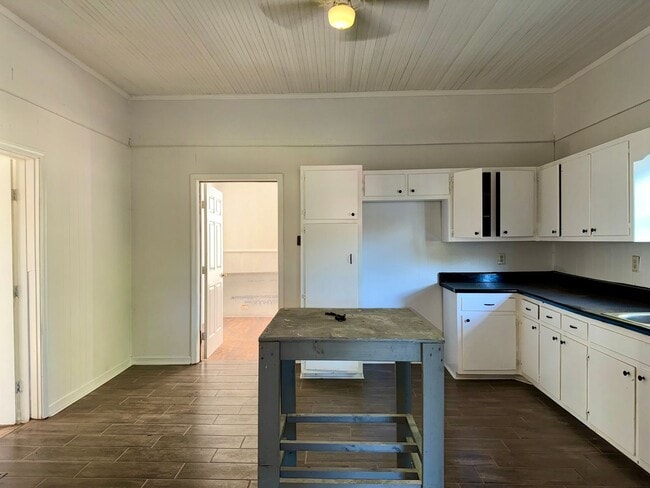 Building Photo - Complete New Central Hvac in this 2 Bed/1 ...