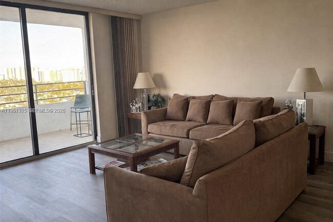 Building Photo - 2500 Parkview Dr