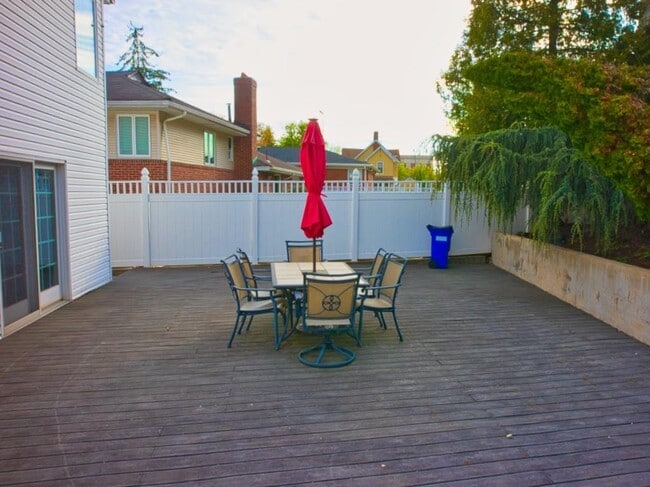 Building Photo - 27 Adrienne Pl