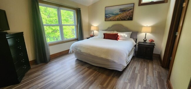 Building Photo - Fully Furnished Monthly Off-Season Gem!