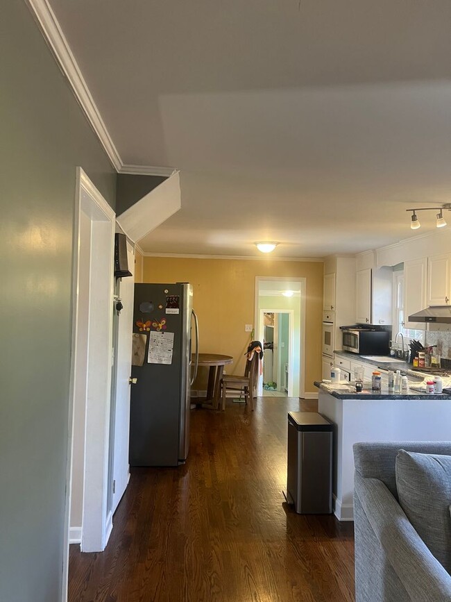 Building Photo - 4 Bedroom with fenced in yard!