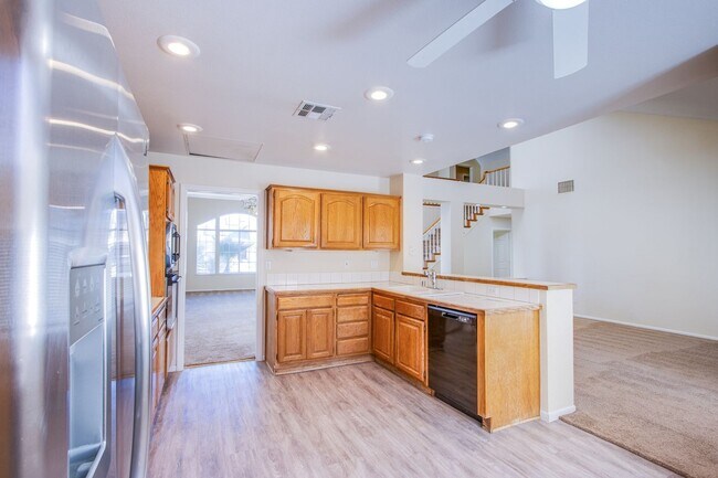 Building Photo - Beautiful 3Bed/3Bath cul-de-sac home located  in The Lakes Community with a sparkling pool and spa!