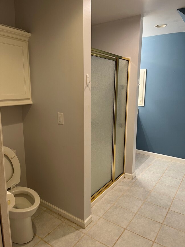 Full Bath - 1st fl - 8008 Appaloosa Ln