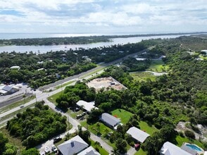 Building Photo - 9504 Saturn Ave