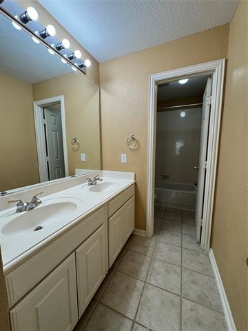 Building Photo - 9101 Forest Hills Dr