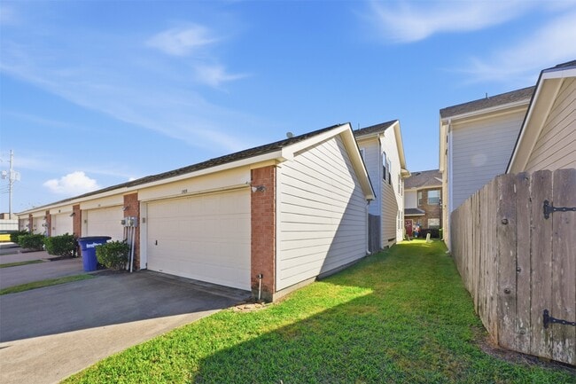 Building Photo - 1929 Kemah Village Dr