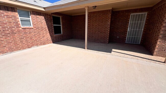 Building Photo - Newly Remodeled 4 Br 2 Bath off Stan Schlu...