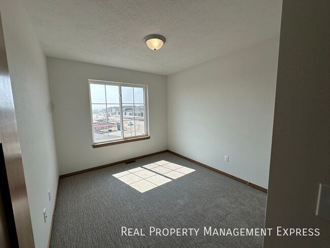 Building Photo - Modern 3 Bedroom 2.5 Bathroom Townhome