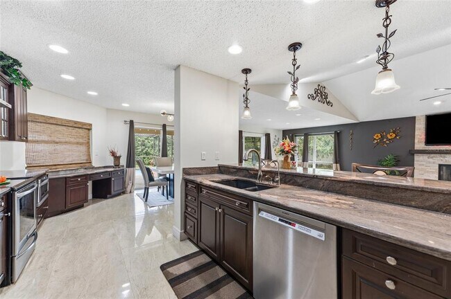 Building Photo - 6513 Thoroughbred Loop