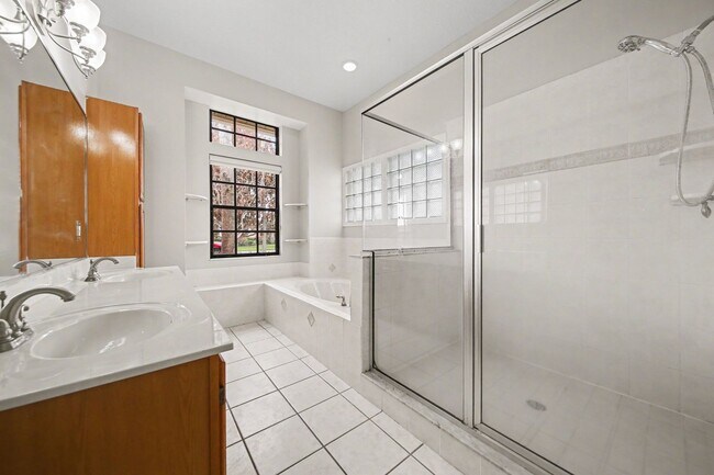 Building Photo - Canal front home!