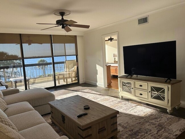 Building Photo - 625 NW North River Dr