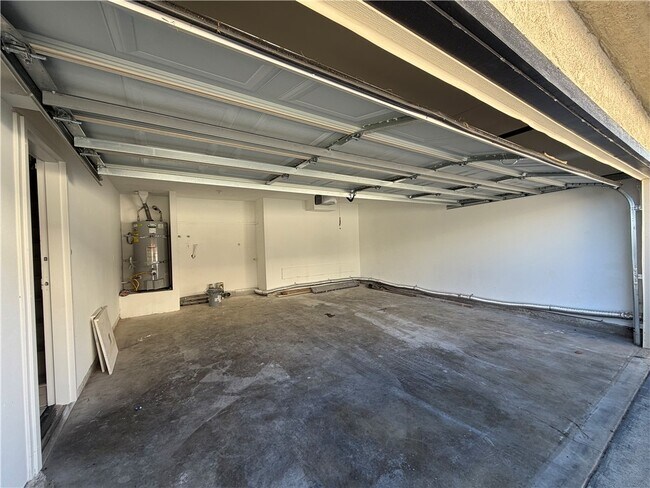 Building Photo - 2052 Lewis Ave