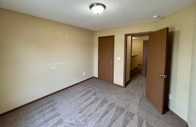 Building Photo - Live Comfortably on the East Side – Spacio...