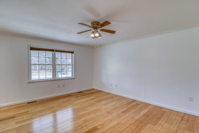 Building Photo - THIS IS THE ONE YOU HAVE BEEN WAITING FOR!...