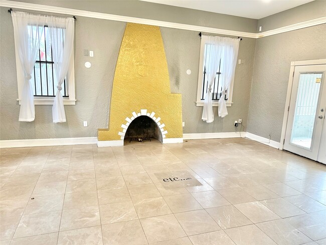 Building Photo - 2424 Southmore Blvd