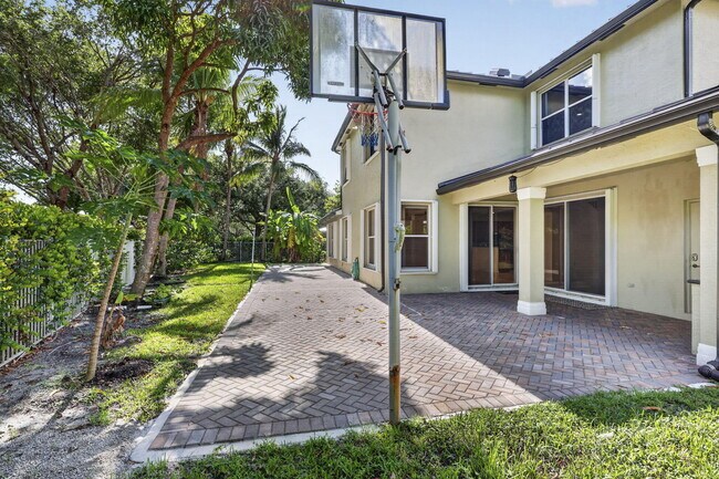 Building Photo - 9479 Sedgewood Dr