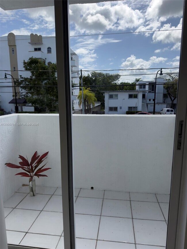 Building Photo - 3052 SW 27th Ave