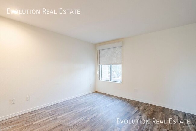 Building Photo - MOVE IN SPECIAL - FREE RENT!! Modern 1BR/1...