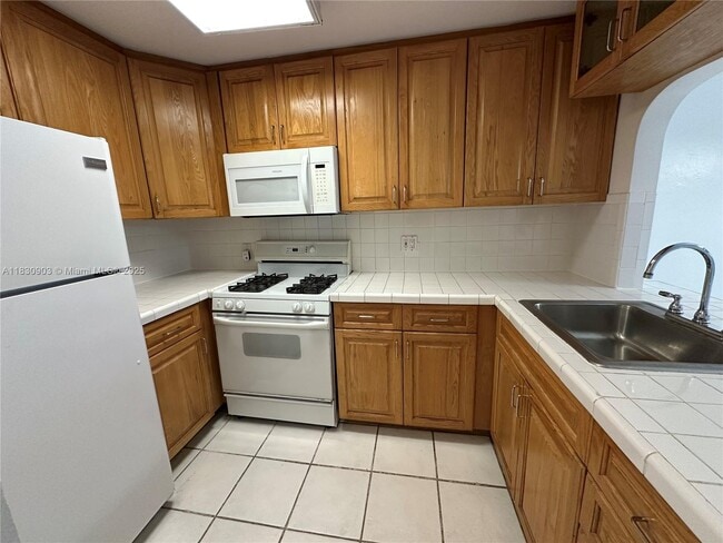 Building Photo - 6707 N Kendall Dr
