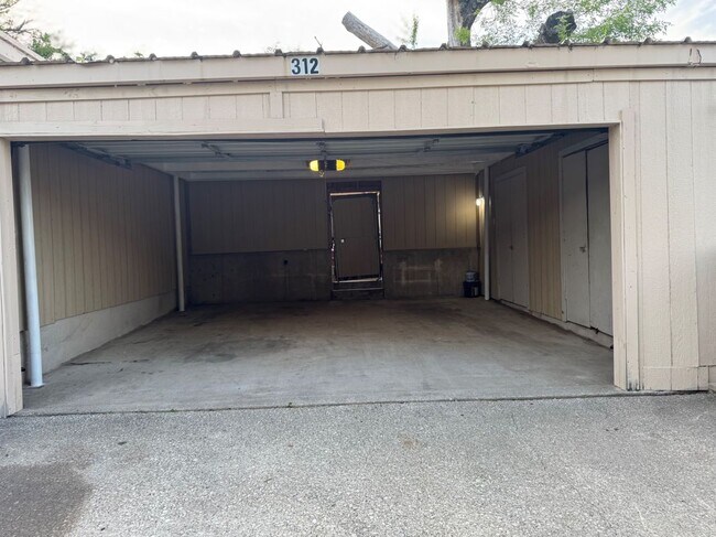 Building Photo - 312 Valley Park Dr