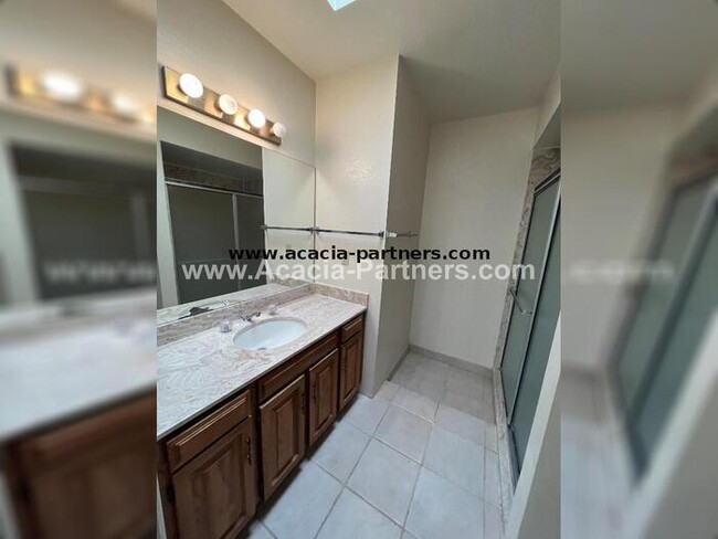 Building Photo - Eastside Townhome