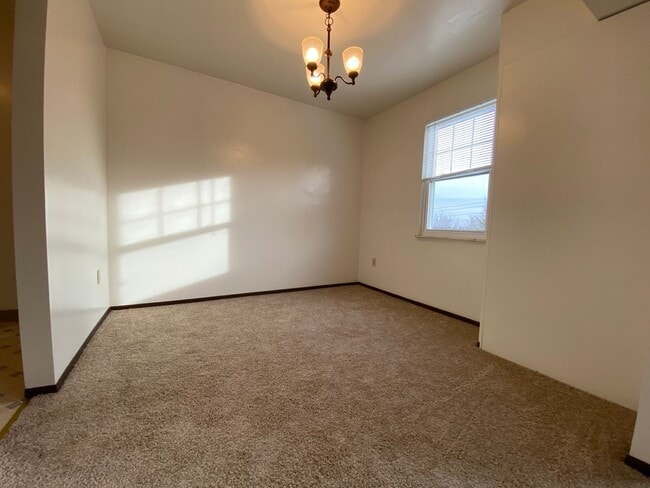 Building Photo - Fantastic North Hills 1 BR! Equipped Kitchen Including Dishwasher! Call TODAY!