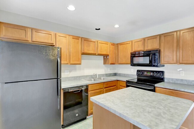 Building Photo - Townhouse available in Summer Wood!