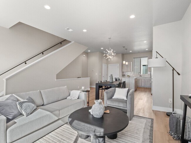Building Photo - Modern Townhome with Mountain Views in One...