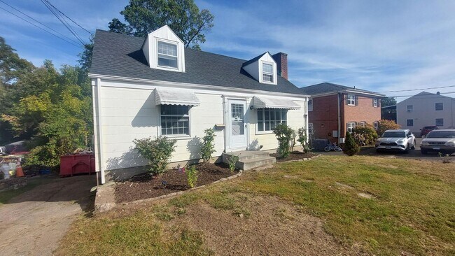 Building Photo - Cape Style Single Family 2 Bedroom/ 1 Bath...