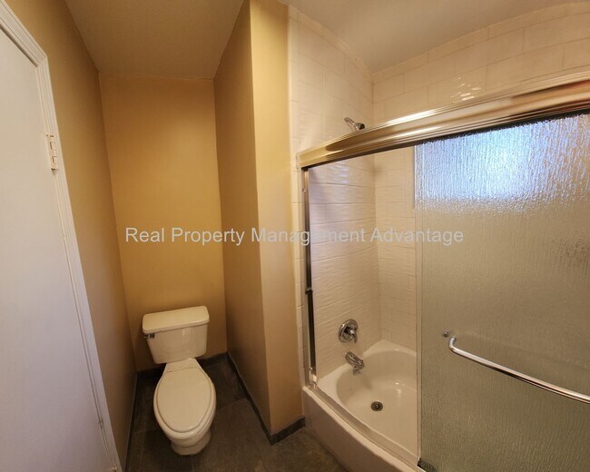 Building Photo - Spacious, Renovated and Close to Ferndale!