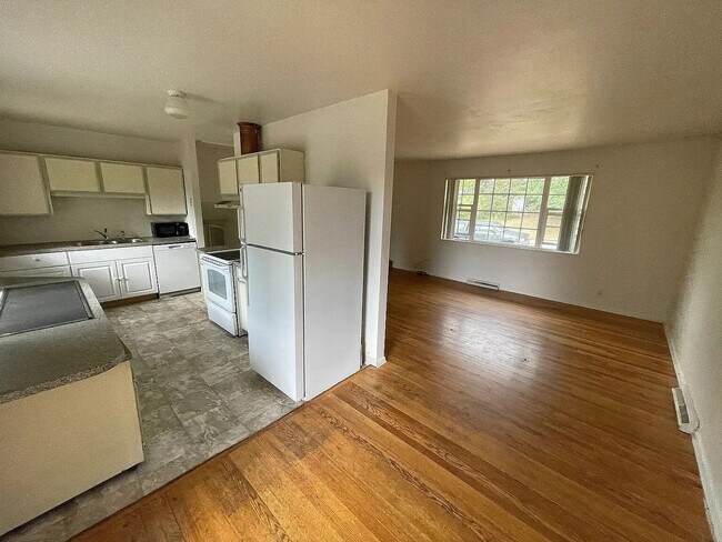 Building Photo - Charming 4-Bed 2 Bath Bi Level Home in Martin Acres