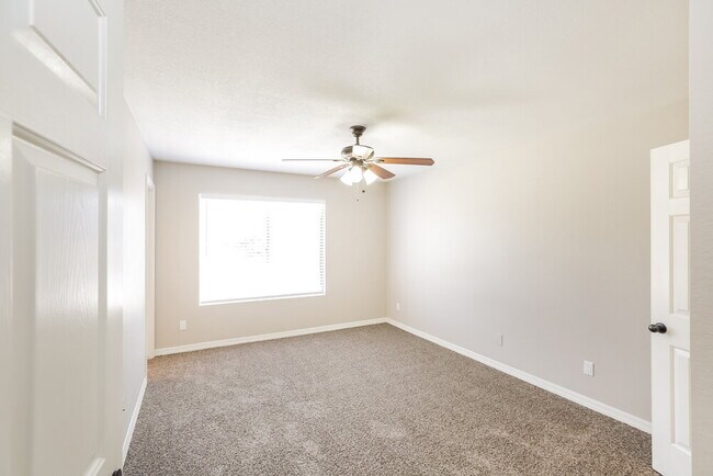 Building Photo - 1419 N Rowen