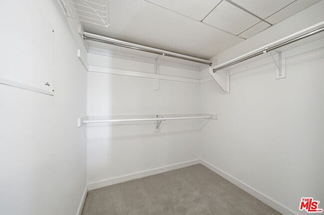 Building Photo - 13700 Marina Pointe Dr