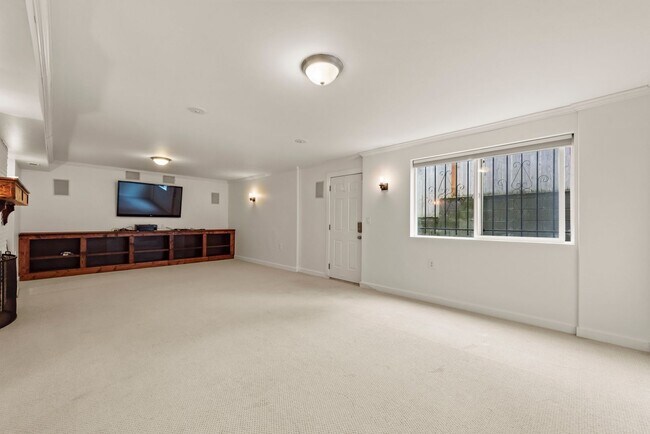 Building Photo - Beautiful 3 bed/2.5 bath Split Level Home – Close to Boeing & The Landing