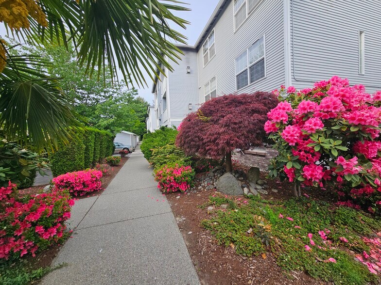 Well maintained outdoor space - 18621 Blueberry Ln