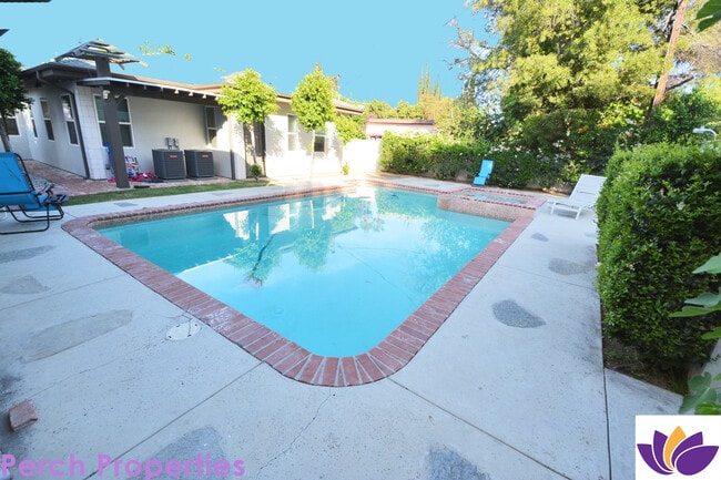 Building Photo - 5955 Hillview Park Ave